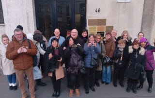 Devant l’ancien domicile de Claude François, avec le signe d’amour en croix inventé par Claude Devant l'ancien domicile de Claude François, avec le signe d'amour en croix inventé par Claude